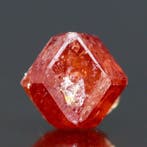 Uitzonderlijk karmijnrood Spessartine-kristal •