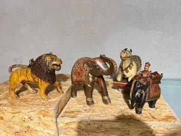 Verzameling van vier handgesneden en beschilderde houten, Antiek en Kunst