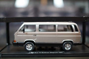 KK-Scale 1:18 - Modelauto - VW Bus T3 Multivan Magnum (1987), Nieuw