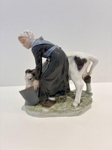 Royal Copenhagen - Beeldje - Girl with Calf - Porselein
