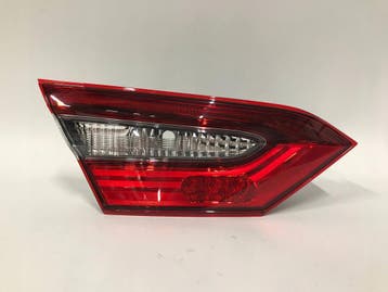 Toyota Camry IX 18- sedan achterlicht links binnen donker ha, Verzenden, Gebruikt