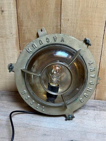 Ussel Vacuum Company - Scheepslamp - Messing