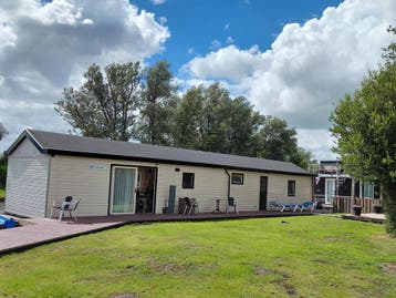 Last minute vakantiehuis woonboot in Friesland, 2 slaapkamers, Overige typen, Internet, Landelijk