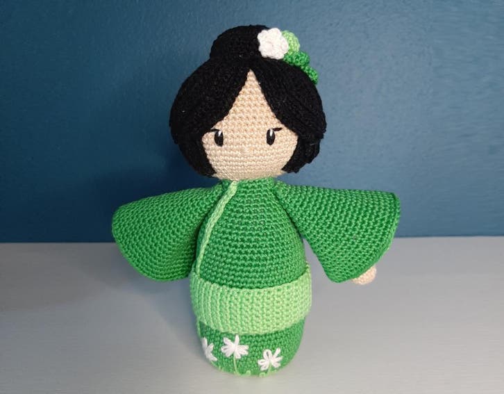 Crochet Pattern Kokeshi Midori - Green (English Pattern), Hobby en Vrije tijd, Breien en Haken, Breien of Haken, Nieuw, Wol of Garen