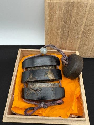 Japanse inro met schildpadden uitgevoerd in taka-maki-e -