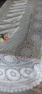 Elegante handdoek met prachtige bloemen die met de hand zijn