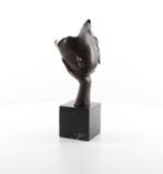Figuur - A BRONZE SCULPTURE OF A FACE RESTING ON HAND PALM