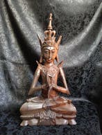 Grote houten beeld van een godheid, handgesneden uit teak -