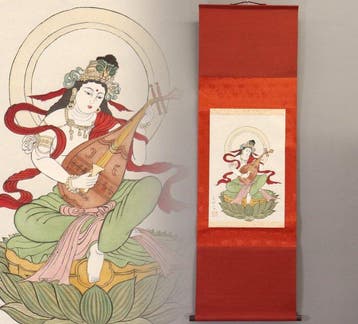 Hangende rol van Benzaiten die een biwa-luit bespeelt -