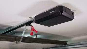Elektrische Garagedeuropener met 2 Handzenders, Ophalen of Verzenden, 120 cm of meer, 215 cm of meer, Garagedeur