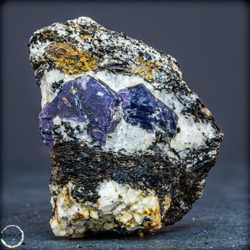 Natuurlijke saffier – Ruwe kristallen op matrix - 417,80 ct-