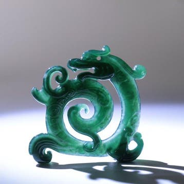 Snijwerk, Natural Jade Dragon Pendant - 36 mm -