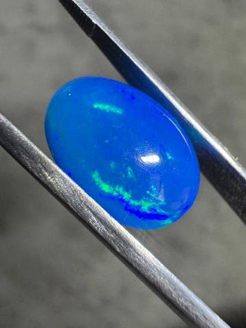 Natuurlijke blauwe opaal uit Ethiopië. 6,50 karaat. Geen