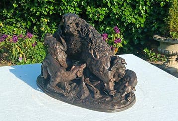 sculptuur, zwaar en groot bronzen beeld “dogs attack bear”