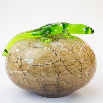 sculptuur, Green Salamander Glass Ornament on Stone Base -