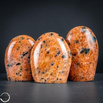 Exclusieve oranje calciet – drie expressieve vrije vormen