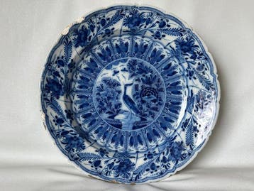 De Klaauw Delft - 490 - Wandbord - Delft 17e eeuw pauwenbord, Antiek en Kunst