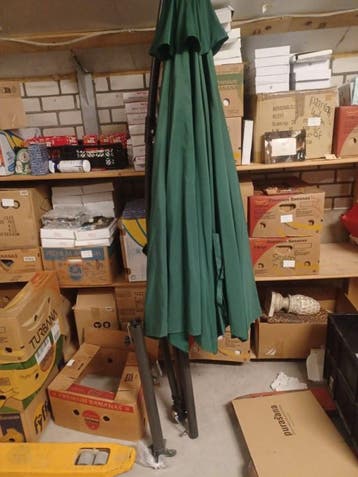 Parasol hang zo goed als nieuw 300 cm doorsnee in opberg