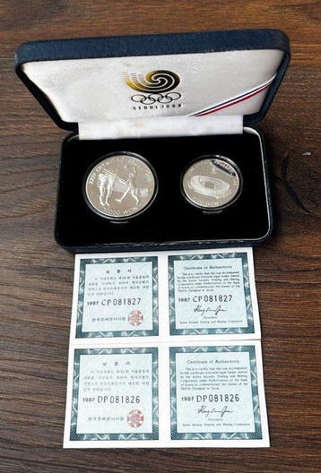 Zuid-Korea. Estojo Proof de 2 Moedas de Prata (10000 Won e