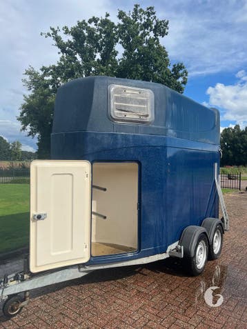 Mooie Polyester 2 Paards met zadelkamer!, Ophalen, Zo goed als nieuw, Polyester, 2-paards trailer