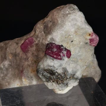 Robijn Lot 199 g & 6,33 g – wijnrode kristallen op marmer,