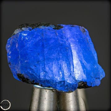 Natuurlijke, zeldzamere tanzaniet-ruw kristal – intens blauw, Antiek en Kunst
