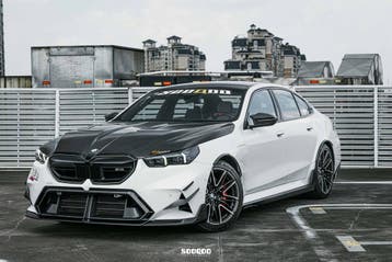 Dit betreft een BMW G90 G99 M5 carbon SQ Motorkap, Verzenden
