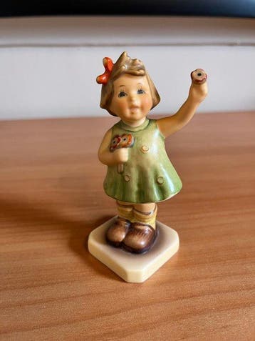 Goebel - M.I. Hummel - Beeldje, Herzlich Wilkommen, Forever