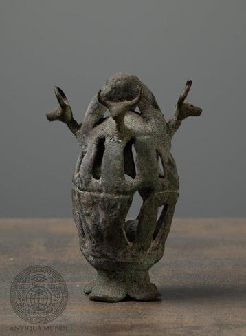 Luristan Brons Luristanse bronzen bel met stierkoppen - 10, Antiek en Kunst