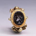 Oud-Romeins Goud Ring met granaat intaglio van Apollo