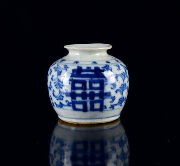Een miniatuur Chinees blauw-witte Double Happiness