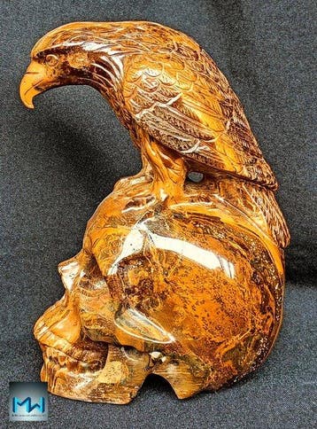 Sculptuur van een kraai op een menselijke schedel, met de