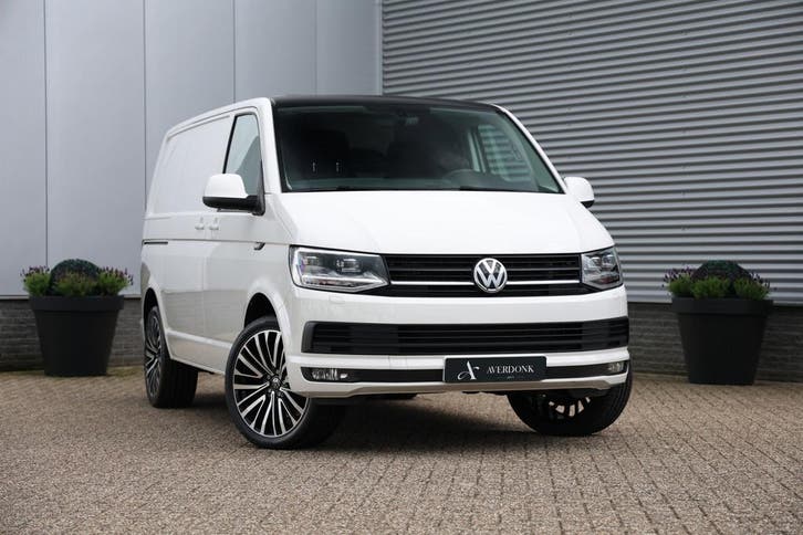 Volkswagen Transporter 2.0 TSI L1H1 Highline Benzine, Auto's, Bestelauto's, Dealer onderhouden, Lease, Zwart, Handgeschakeld, Wit