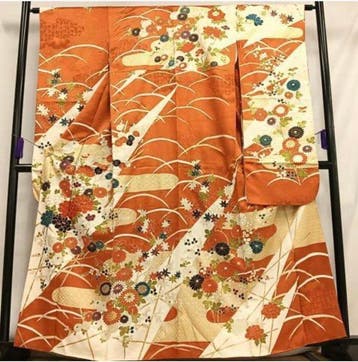 Oranje en ivoorkleurige kimono met vloeiende gras- en