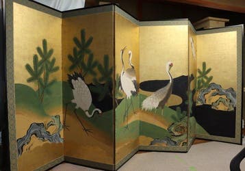 Een paar Edo-periode vouwschermen waarop kraanvogels tussen