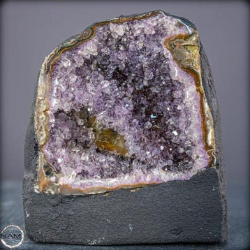 Natuurlijke amethist-kristalkathedraal met calcietkristal