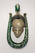 Afrikaans houten masker, beschilderd, met een vogel