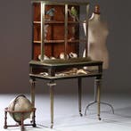 Pianovormige verzamelaars vitrine of display-cabinet in bron, Ophalen of Verzenden