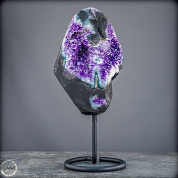 Schitterende amethist op metalen standaard – elegantie in, Verzamelen
