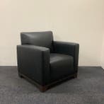design fauteuil zwart leder met houten onderstel, Huis en Inrichting, Stoelen, Gebruikt, Zwart, Leer, Ophalen of Verzenden