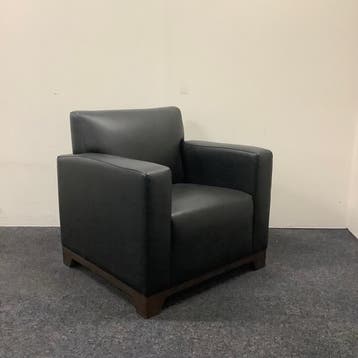 design fauteuil zwart leder met houten onderstel, Huis en Inrichting, Gebruikt, Zwart, Leer, Ophalen of Verzenden