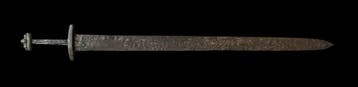 Viking Zwaard met versierde bronzen handbeschermer en knop.