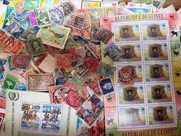 Wereld - Ruim 5000 ongesorteerde postzegels in doos,, Gestempeld