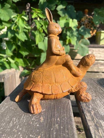 Decoratief ornament - Europa - Schildpad met konijn