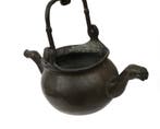 Een bronzen lavabo, 16e eeuw