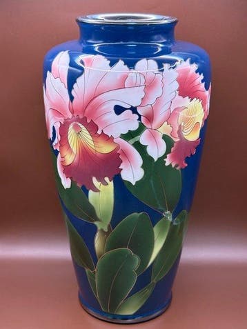 Kokusui grote emaillevaas met Cattleya-orchideeën op