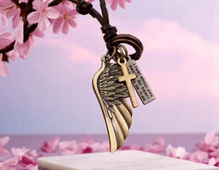 Lederen ketting met metalen hanger – vleugel & tekstplaat., Hobby en Vrije tijd, Kralen en Sieraden maken, Kraal, Nieuw, Ophalen of Verzenden