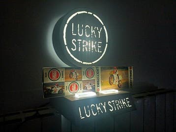 Lucky Strike-tentoonsteller uit de jaren 80 +