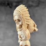 Snijwerk, NO RESERVE PRICE-Carved of human skulls with