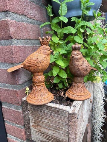 Decoratief ornament (2) - Europa - Een paar gietijzeren
